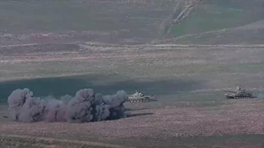 Fuerzas armenias destruyen tanques azerbaiyanos en la región en disputa de Karabaj, 27 de septiembre de 2020. (Foto: AFP)