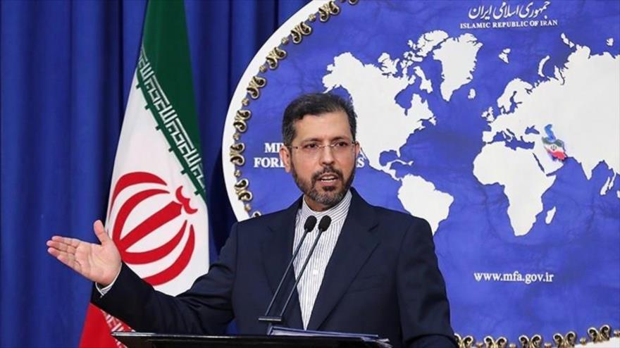 El portavoz de la Cancillería iraní, Said Jatibzade, habla durante una rueda de prensa en Teherán, 24 de agosto de 2020. (Foto: Tasnim)