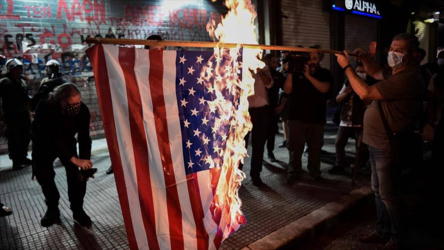 Griegos queman bandera de EEUU en protesta por visita de Pompeo