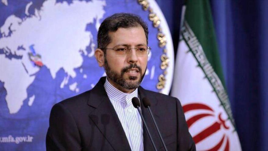El portavoz de la Cancillería iraní, Said Jatibzade, habla en una rueda de prensa en Teherán, capital del país.