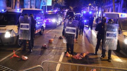 Vídeo: Manifestantes catalanes lanzan cabezas de cerdo a la Policía