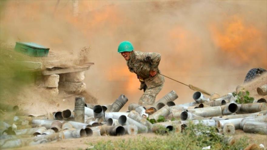 Un militar del ejército de defensa de Nagorno Karabaj dispara una pieza de artillería hacia posiciones azerbaiyanas en la región de Nagorno Karabaj, 28 de septiembre de 2020. (Foto: AFP)