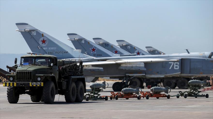 Aviones militares rusos en la base aérea Hmeimim, en Latakia, oeste de Siria, 18 de junio de 2016. (Foto: Reuters)