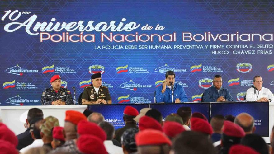 El presidente venezolano, Nicolás Maduro (C), junto a otros funcionarios durante la ceremonia de graduación de la Policía Nacional en Caracas, 20 de diciembre de 2019. (Foto: AFP)