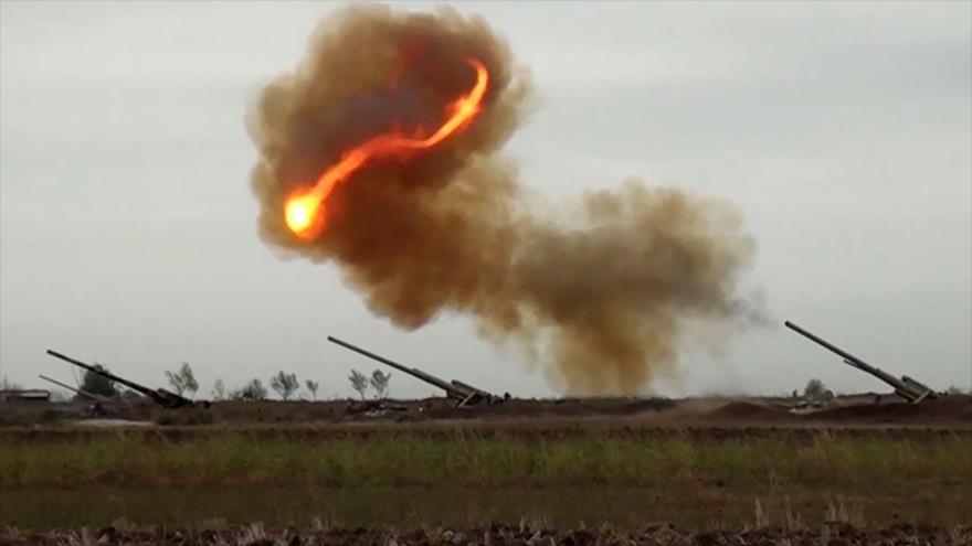 Un ataque de artillería azerbaiyana contra posiciones armenias en la región de Nagorno Karabaj, 28 de septiembre de 2020. (Foto: AFP)