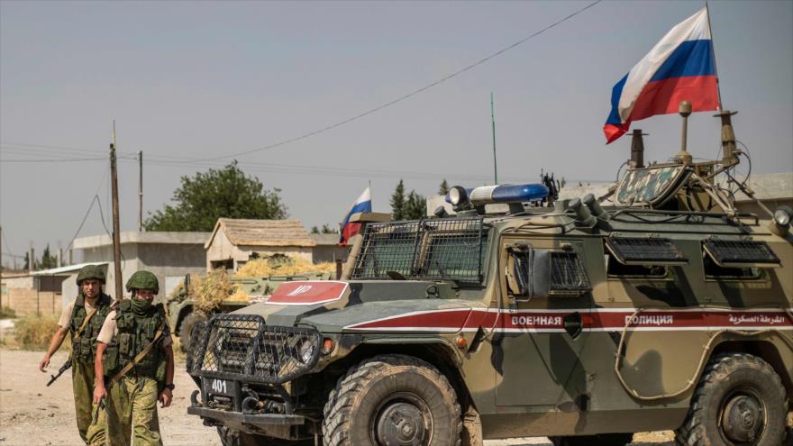 Soldados rusos desplegados en la ciudad siria de Deruna Arha, fronteriza con Turquía, 16 de junio de 2020. (Foto: AFP)