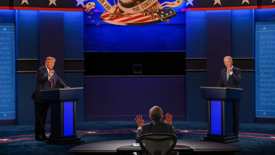 El presidente de EE.UU., Donald Trump (dcha.), y su rival, Joe Biden, en el primer debate presidencial, 29 de septiembre de 2020. (Foto: AFP)