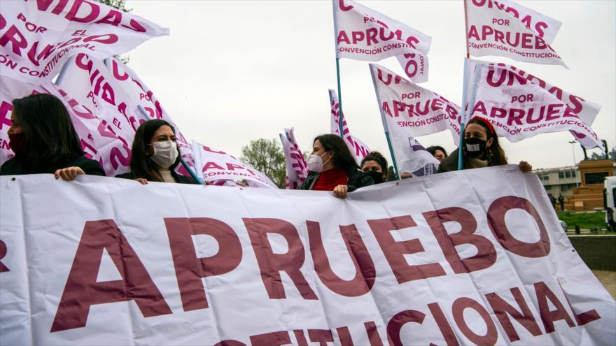 Chilenos se manifiestan a favor de la reforma constitucional en Santiago (capital), 25 de septiembre de 2020. (Foto: AFP)