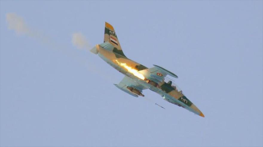 Un avión de combate de la Fuerza Aérea de Siria bombardea las posiciones terroristas en Alepo. (Foto: Reuters)