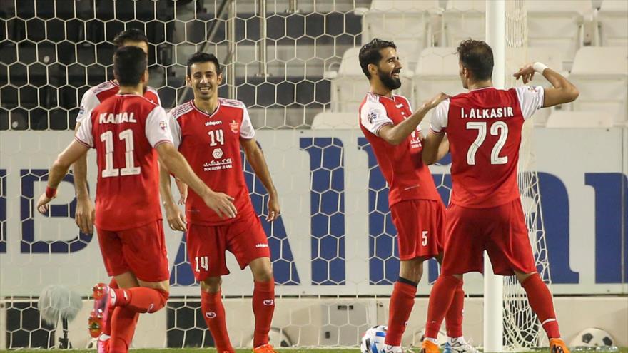 Los jugadores del Persépolis celebran su segundo gol durante el partido con el uzbeco Pajtakor, en Doha, Catar, 30 de septiembre de 2020. (Foto: AFP)