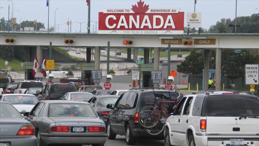 Coches estadounidenses esperando cruzar la frontera con Canadá desde un paso fronterizo entre ambos países de Norteamérica.