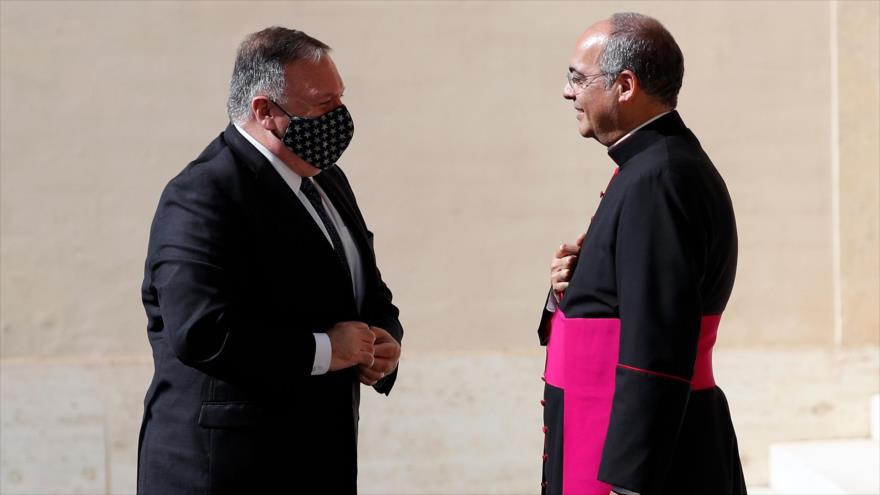 El secretario de Estado, Mike Pompeo, y el monseñor Guillermo Karcher, uno de los encargados del ceremonial, Vaticano, 1 de octubre de 2020. (Foto: AFP)