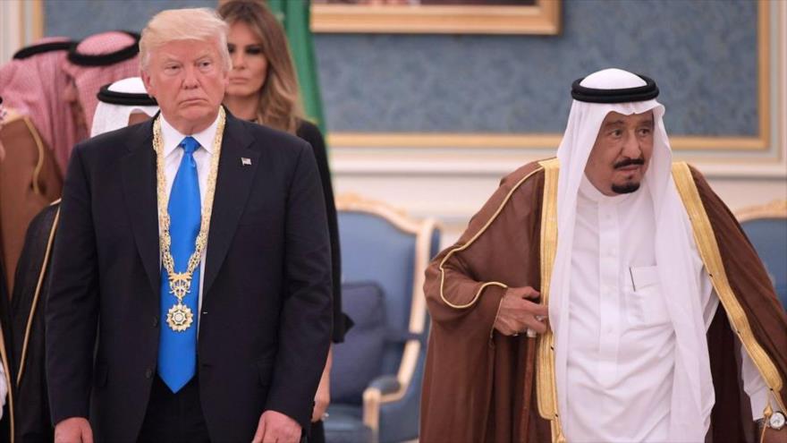 El presidente de EE.UU., Donald Trump, participa en una ceremonia con el rey saudí, Salman bin Abdulaziz Al Saud, Riad, 20 de mayo de 2017.