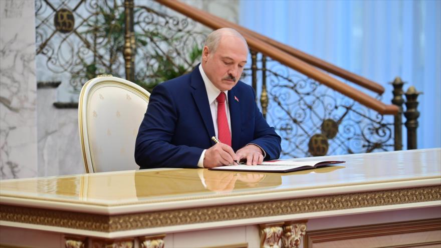 El presidente de Bielorrusia, Alexander Lukashenko, firma un documento durante un acto en Minsk (capital), 23 de septiembre de 2020. (Foto: AFP)