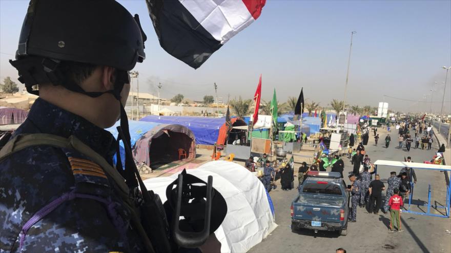 Agente de Policía hace guardia mientras los peregrinos se dirigen hacia la ciudad iraquí de Karbala antes del Día de Arbaín. (Foto: AP)