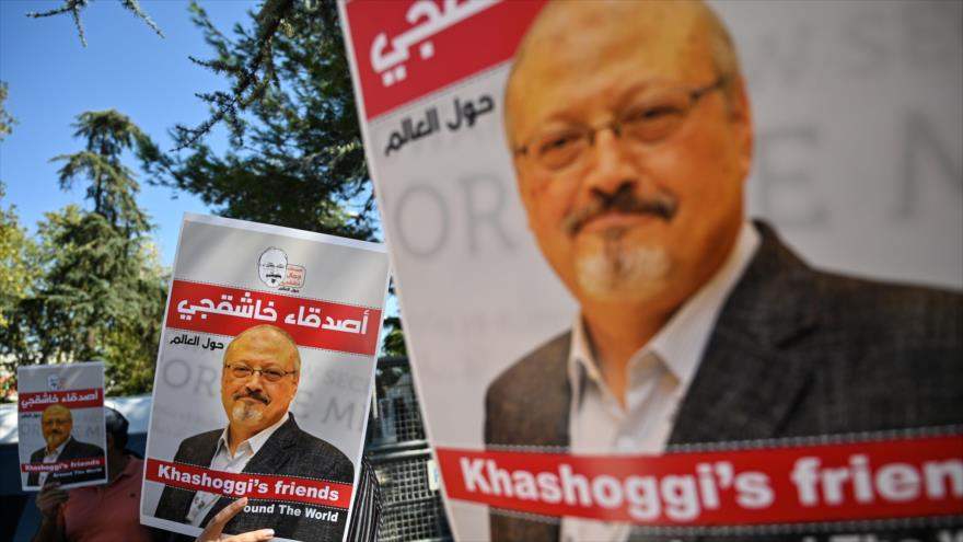 Manifestantes portan una foto del periodista desaparecido Jamal Khashoggi frente al consulado saudí en Estambul, 2 de octubre de 2020. (Foto: AFP)