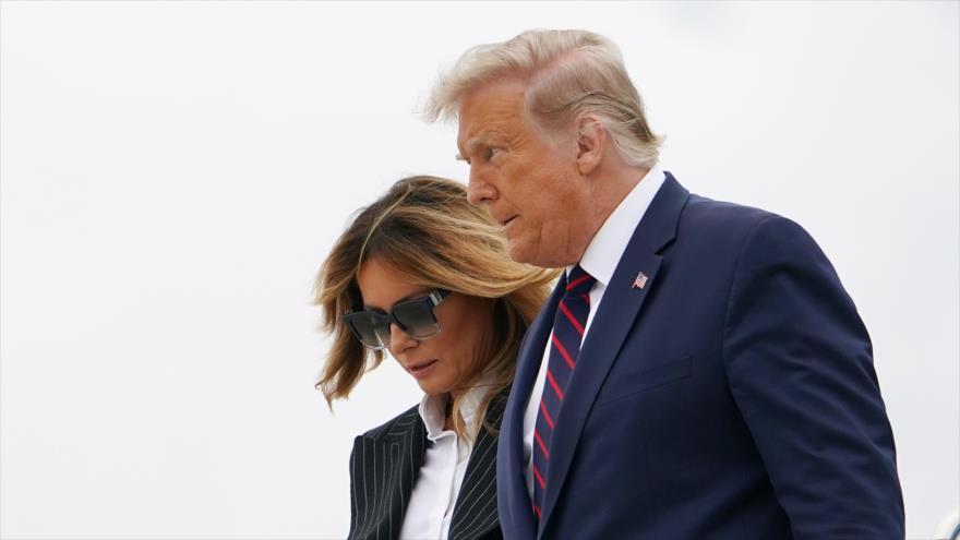 El presidente de EE.UU., Donald Trump, y su esposa Melania, llegan al Aeropuerto Internacional Cleveland Hopkins en Ohio, 29 de septiembre de 2020. (Foto: AFP)