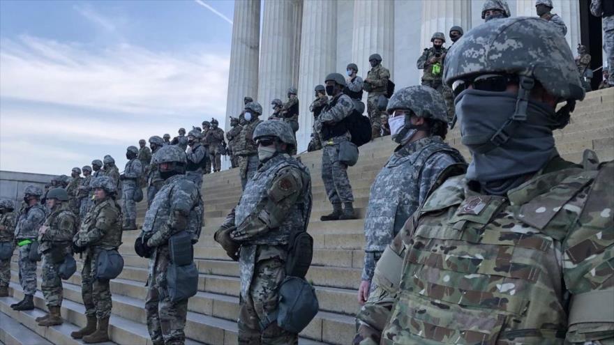 Guardias Nacionales en los escalones del Lincoln Memorial en Washington, capital estadounidense, 2 de junio de 2020.