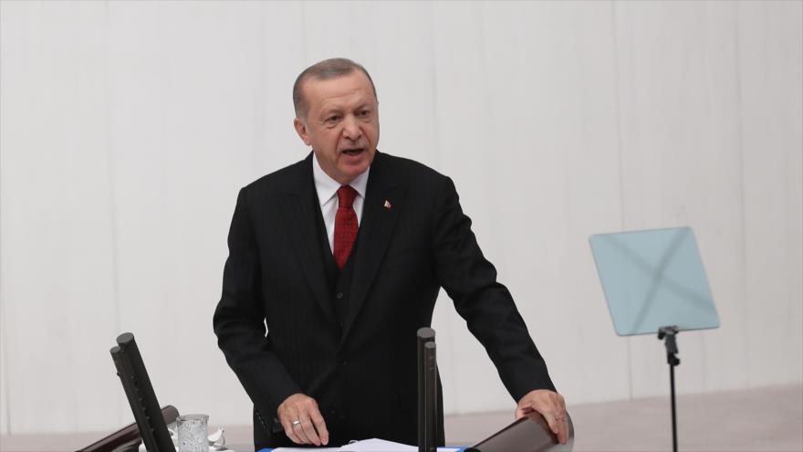 El presidente de Turquía, Recep Tayyip Erdogan, habla en una sesión del Parlamento, Ankara, 1 de octubre de 2020. (Foto: AFP)