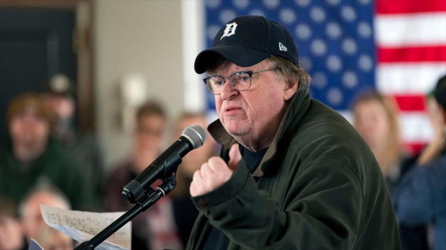 El cineasta estadounidense Michael Moore ofrece una charla a sus seguidores. 