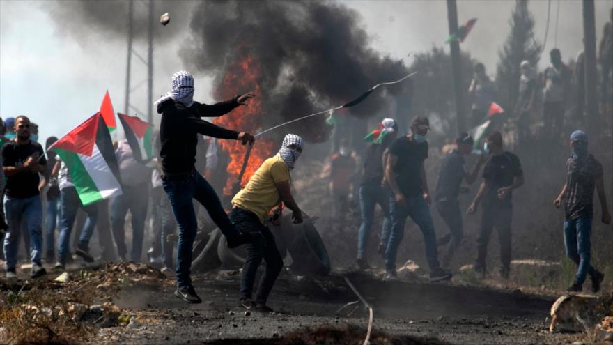 Palestinos se manifiestan contra la ocupación israelí en Cisjordania, 2 de octubre de 2020. (Foto: AFP)