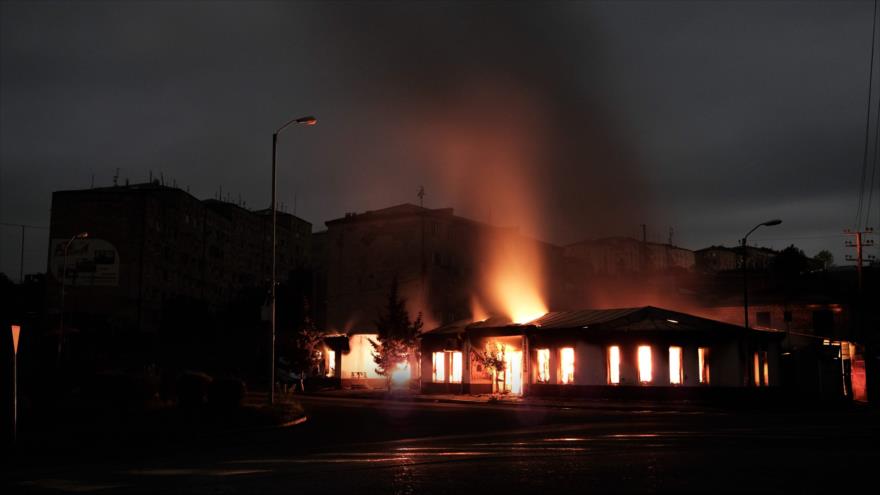 Un edificio arde debido a los combates en curso entre Armenia y Azerbaiyán en Karabaj, 4 de octubre de 2020. (Foto: AFP)