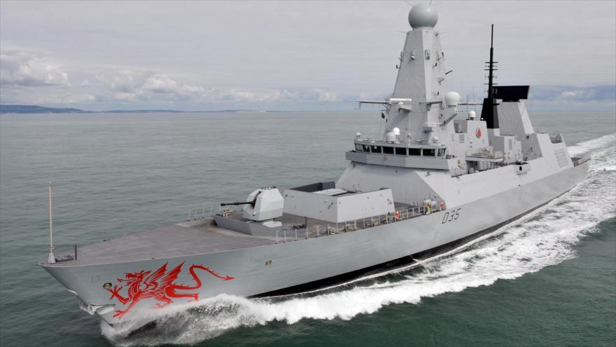 Un destructor HMS Dragon de la Marina Real británica en el canal de la Mancha.