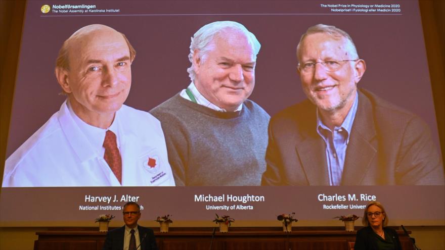 Una pantalla muestra a los ganadores del Premio Nobel de Fisiología o Medicina 2020, en Estocolmo (Suecia), 5 de octubre de 2020. (Foto: AFP)