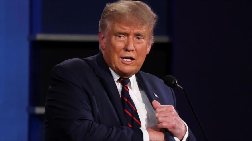 El presidente de EE.UU., Donald Trump, busca una mascarilla en su bolsillo durante un debate electoral en Ohio, 29 de septiembre de 2020. (Foto: Reuters)