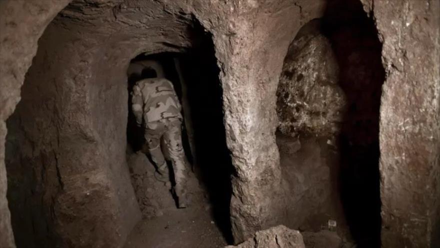 Un soldado iraquí en un túnel en Mosul, utilizado como centro de entrenamiento por los terroristas de Daesh. (Foto: The Sun)