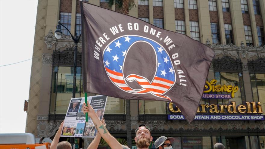 Un seguidor del grupo de la teoría conspirativa QAnon secunda una protesta en Los Ángeles, California, 22 de agosto de 2020. (Foto: AFP)