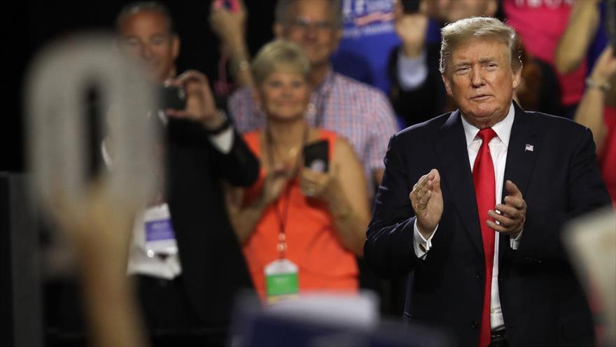 Un partidario del presidente de EE.UU., Donald Trump, sujeta una pancarta en forma Q, símbolo del grupo de la teoría conspirativa QAnon, en un mitin en Tampa, Florida, 31 de julio de 2018.