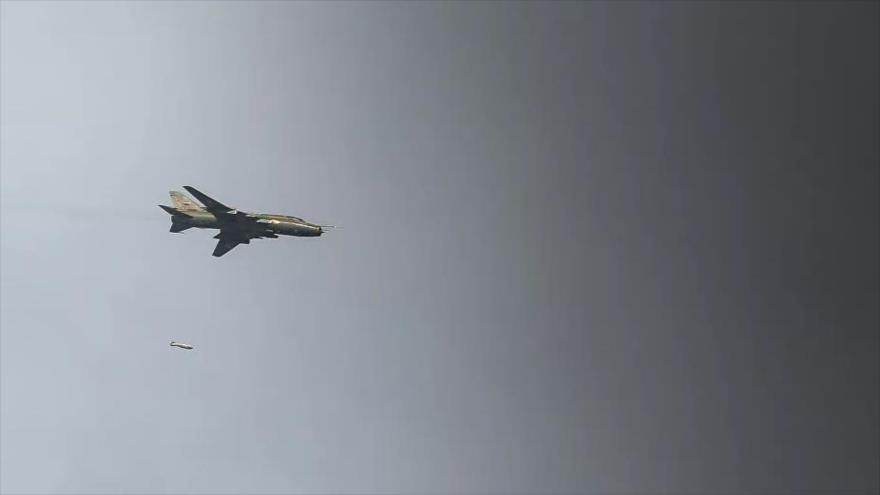 Avión sirio lanza bombas contra blancos terroristas.