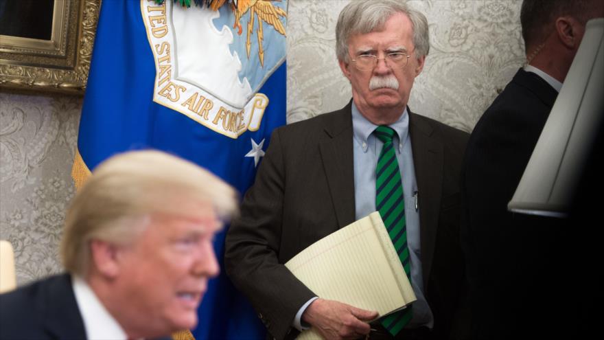 El exasesor de Seguridad Nacional de EE.UU. John Bolton (dcha.) escucha al presidente Donald Trump en una reunión en la Casa Blanca, 17 de mayo de 2018.