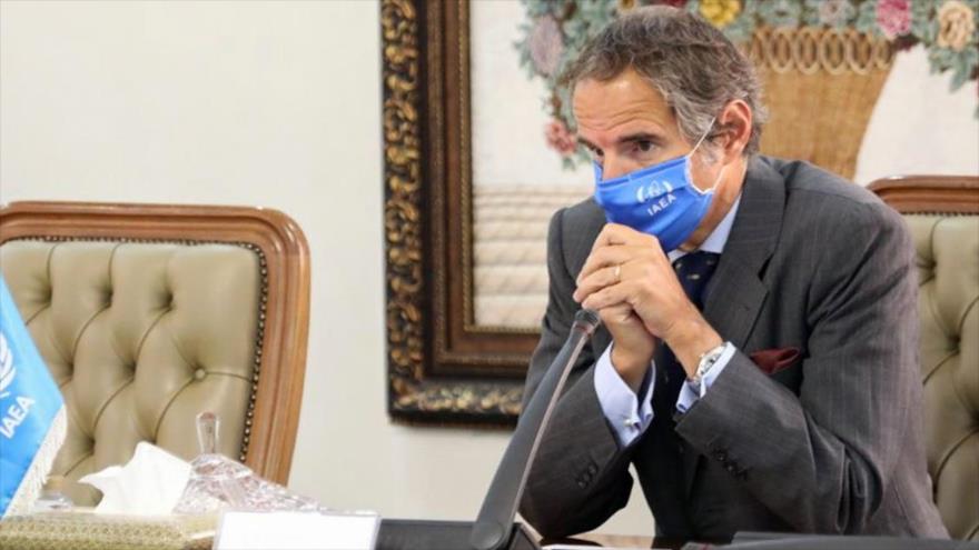El jefe de la AIEA, Rafael Grossi, se reúne con el presidente de la Organización de Energía Atómica de Irán, Ali Akbar Salehi, 26 de agosto de 2020.