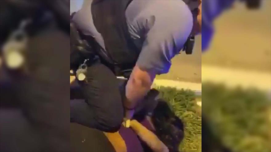 Policía presiona su rodilla sobre mujer negra embarazada en EEUU | HISPANTV