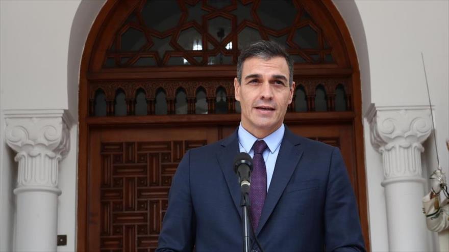 El presidente del Gobierno español, Pedro Sánchez, habla en la rueda de prensa tras las reuniones mantenidas en Argelia.