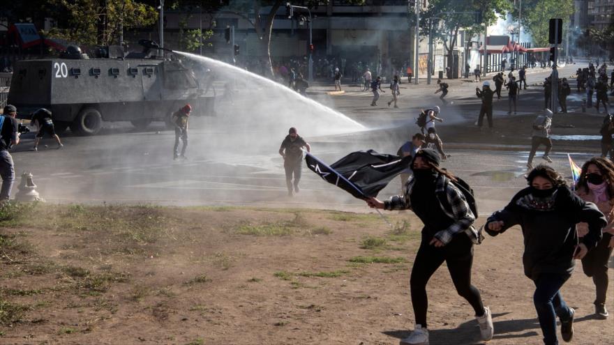 Chilenos protestan en medio de fuerte rechazo hacia Carabineros