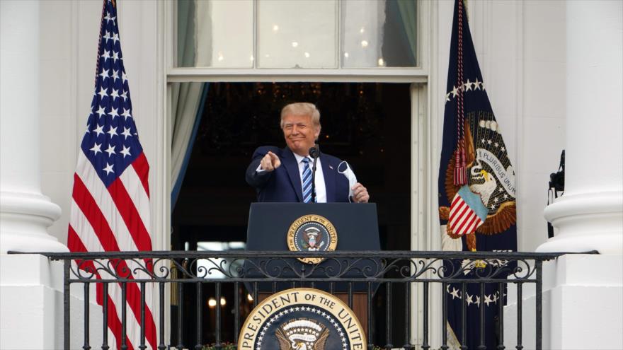 El presidente de EE.UU., Donald Trump, en la terraza del Jardín del Sur de la Casa Blanca, Washington, 10 de octubre de 2020. (Foto: AFP)