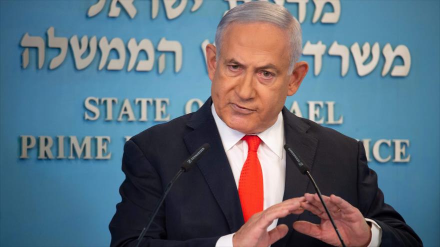 El premier israelí, Benjamín Netanyahu, habla con los periodistas en su oficina en la ciudad ocupada de Al-Quds (Jerusalén), 13 de septiembre de 2020.