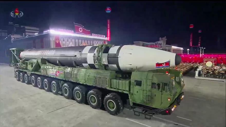 Un misil balístico intercontinental de Corea del Norte presentado en un desfile militar en Pyongyang, la capital, 10 de octubre de 2020. (Foto: AFP)