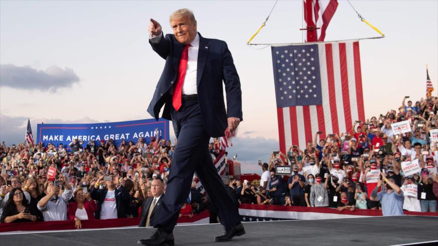 Trump ofrece besos en su mitin sin mascarilla tras ‘superar’ COVID-19