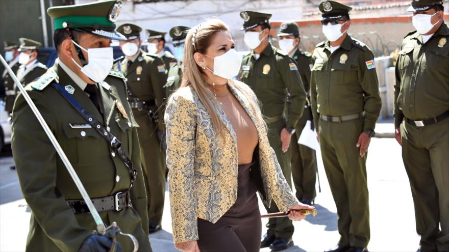 La presidenta del gobierno de facto de Bolivia, Jeanine Áñez, visita un centro policial en La Paz, 5 de octubre de 2020. (Foto: ABI)