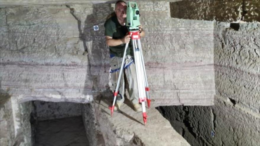 Antonio Mozas, uno de los expertos, en el lugar del descubrimiento de las tumbas faraónicas, Egipto. (Foto: Universidad de Jaén)