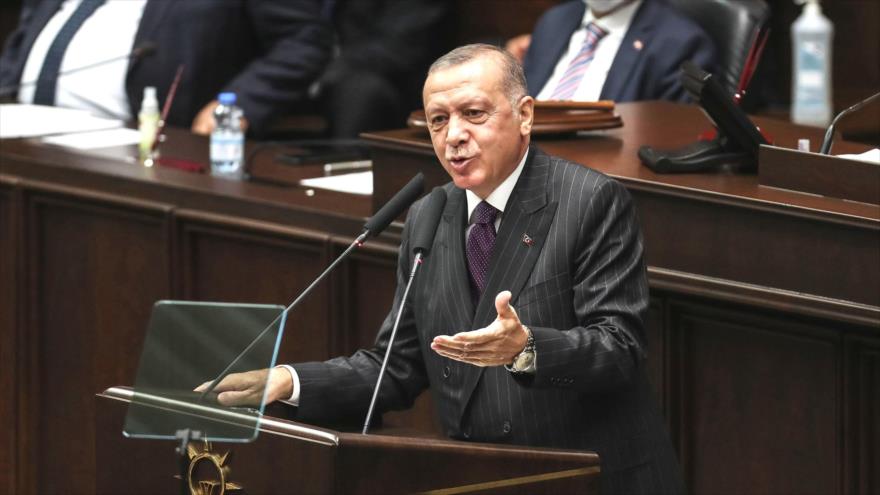 El presidente turco, Recep Tayyip Erdogan, habla en la reunión del grupo parlamentario de su partido AKP, Ankara, 14 de octubre de 2020. (Foto: AFP)