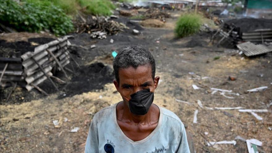 Un hombre lleva mascarilla para protegerse de la COVID-19 en la ciudad de Cali, en Colombia, 6 de mayo de 2020. (Foto: AFP)