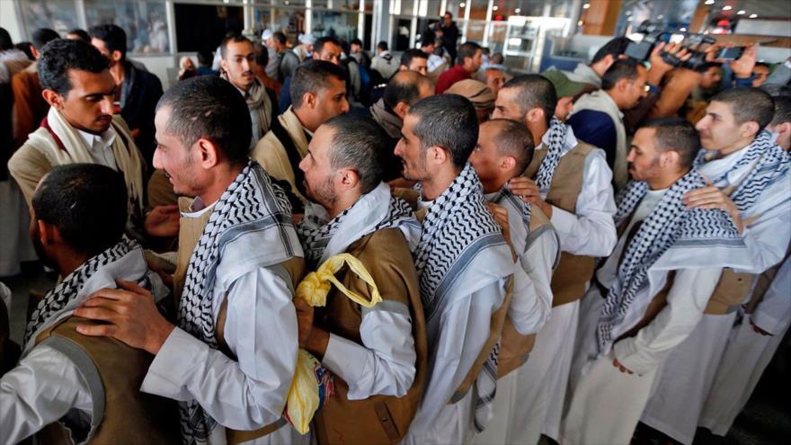 Prisioneros yemeníes llegan al aeropuerto de Saná, la capital, tras un canje de cautivos con Arabia Saudí, 8 de noviembre de 2019.