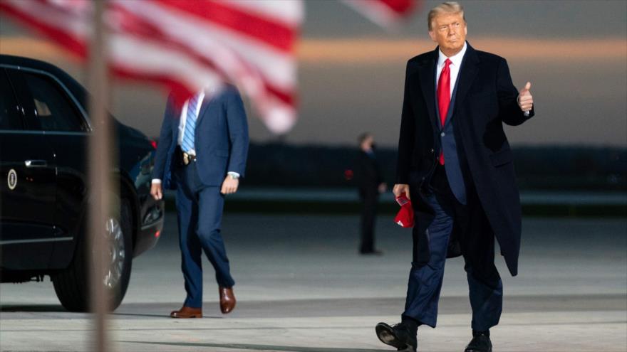 El presidente de EE.UU., Donald Trump, llega a Lowa para un mitin de su campaña electoral, 14 de octubre de 2020. (Foto: AFP)