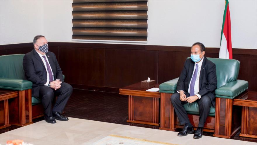 El secretario de Estado de EE.UU., Mike Pompeo (izq.), reuniéndose con el premier sudanés, Abdalá Hamdok, en Jartum, 25 de agosto de 2020. (Foto: AFP)