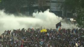 A dos días del plebiscito, carabineros reprimen protesta en Chile